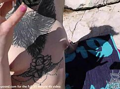 Leccata rischiosa di fica lesbica in pubblico in vacanza all'aperto