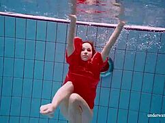 Sleduju Avennu plavat nahou, její těsná píča odhalená