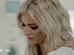 いたずら好きのブロンドたちがベッドで激しいマンコ舐め合いに耽る！