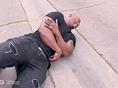 Svart kille lurar Elsa Jean till hårt doggyknull