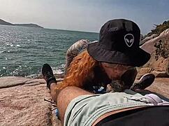 Mädchen genießen Spaß am verlassenen Strand