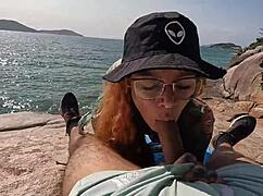 Lányok élvezik az elhagyott strand szórakozását