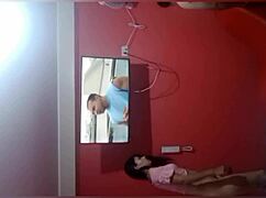 Fratele vitreg mă prinde în camera tatei pentru muie și futut doggystyle tare