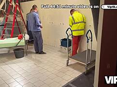 VIP4K טין צורחת עם אורגזמות מרובות כשהבוס דורס אותה קשה