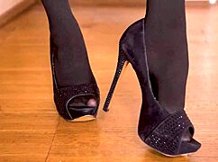 amber jayne's footjob in stockings contrasts bare feet fucking