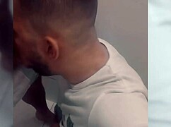 Јеботе! Платио ме да му пуши у свлачионици теретане!