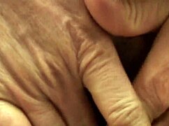 Una sessione amatoriale intensa con una milf arrapata e il suo amante voglioso