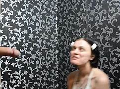 Ta kurba obožuje sesanje kurca globoko v grlo, deepthroat facefuck z curkom