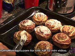 라켈과 함께 누드로 요리, 그녀의 큰 가슴이 드러나.