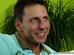 ボーイフレンドが彼女のケツ穴を舐めてファック