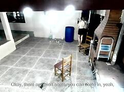 Uomo chiede aiuto, pompa e scopa moglie infedele in fantasia ricatto