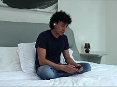 Моята голяма задница милф изцежда цялата ми сперма в домашно.