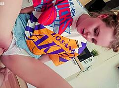 Entreno intenso con hermanastra Elena Ross en trailer salvaje con subtítulos