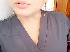 mi madrastra actua raro tocandose en el baño, uff zorra casera