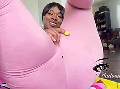 אחות חורגת סטונרית שובבה מתגרה בך עם הכוס המגולחת שלה עד שהיא מפזרת