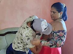 Marido Paga Deuda con el Gran Culo de su Mujer en Video Casero Real