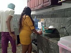 מוציאה פיתיון מהזין של אח חורג במטבח עם מציצה ביתית מפנקת