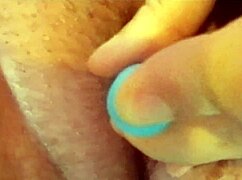 Roztiahnem si úzku pičku pre vibrácie hračiek