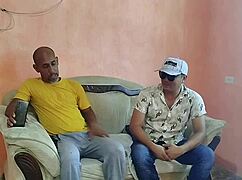 Marido Paga Deuda con el Gran Culo de su Mujer en Video Casero Real