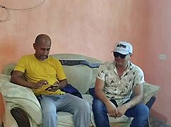 Marido Paga Deuda con el Gran Culo de su Mujer en Video Casero Real