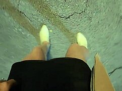 Shemale Ting Xuan pamer tubuh dengan berani di taman umum komunitas