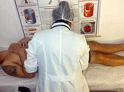 Ereção na Enfermaria with Curvy Nurse in Uniform Action