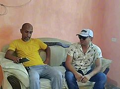 Marido Paga Deuda con el Gran Culo de su Mujer en Video Casero Real