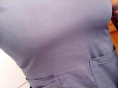 mi madrastra actua raro tocandose en el baño, uff zorra casera