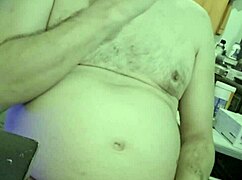 شوف إيزوسا بتفلش جسمها المقوس في تحديث غرفة النوم