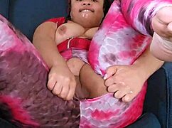 She ripped her leggings to squirt