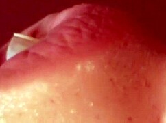 Zblízka japonské amatérky pri divokom fúkaní