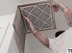 Хей, късметлия чистач, как се озова гол в две горещи шемейли? Разкажи ни всичко сега!