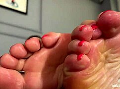 女神がピンクオイルソールで誘惑