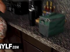 스텝맘 포르노스타라서 진짜처럼 세게 박아 깊숙이 사정