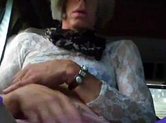 巨大なシーメールの巨根オナニー、女装プレイ付き