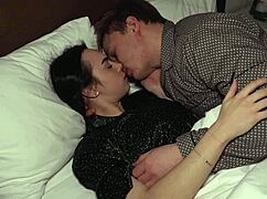 Хеј, чуј ову слатку бринету како јечи као куцку док је јебу доги стилом?