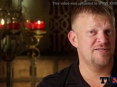 Par se razgrel v masažni kadi s vročim predigro in skupinsko zabavo