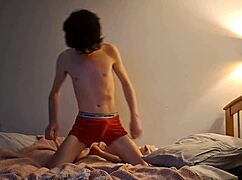 Chudá dievča skúšala humping vankúša prvýkrát do orgasmu solo.