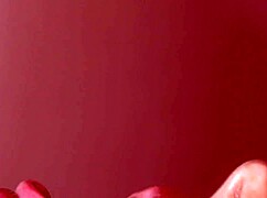 Japansk fru tar en het laddning i munnen