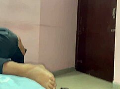 인도계 의붓여동생이 집에 혼자 있을 때 의붓오빠에게 거칠게 박혀