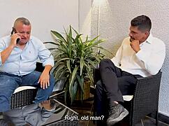 Krivuljasta MILF gospodinja Kiley Eliish Tibasins jebe trdo. Jaha moževe prijatelje v divjem doggystyle.