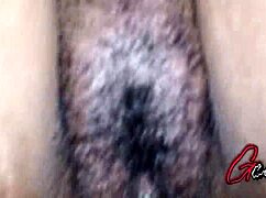 Divoký close-up s chlpatou krémovou pičou a bbc akciou