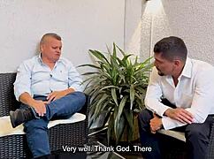 Kurvet milf husmor Kiley Eliish Tibasins knepper hårdt. Hun rider mands ven i vild doggystyle.