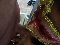 Латиноамериканская соседка делает минет в групповой домашней сцене свингеров