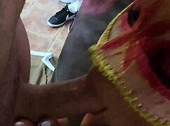 Латиноамериканска съседка прави свирка в групова домашна сцена с суингъри