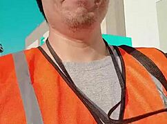 Азиатка соло гуляет на улице во время работы?