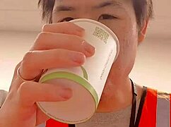 ¿Asiática sola caminando al aire libre durante el trabajo?