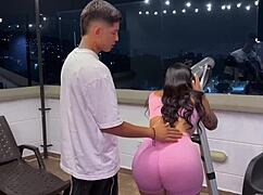 So denna nyfikna latina granne, Salomé Gil, blev naglad på terrassen av grannens unga 18+ son - del 1