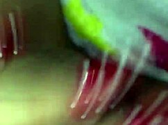 Mira a esta morena mexicana metiendo dedos en su coño con tanta habilidad