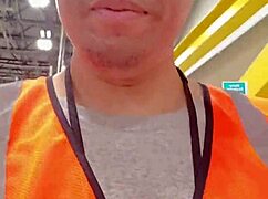 אסייתית לבד הולכת בחוץ בעבודה